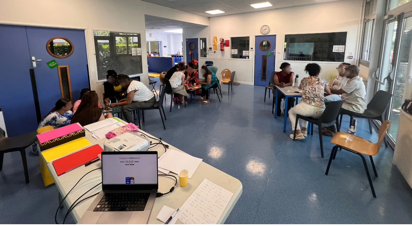 Journée pédagogique en crèche : plusieurs sous-groupes de professionnelles de la petite enfance travaillent autour de tables, visages floutés